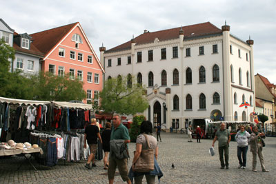 neuer_markt_mit_rathaus waren
