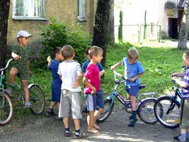 Auf dem Dorfplatz Kinder